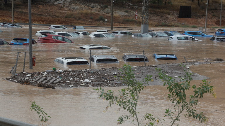 Трима души са загинали при проливните дъждове в Южна Испания,