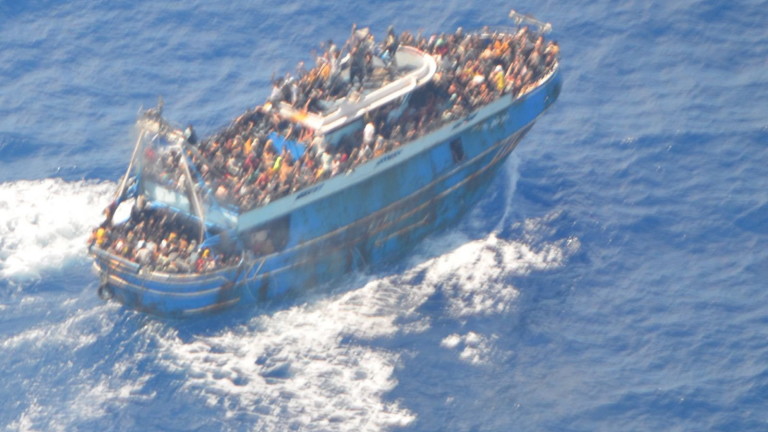 На потъналата край гръцкия бряг рибарска  лодка е имало близо 100 деца