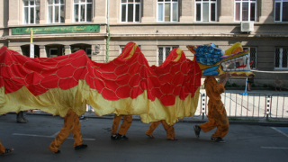 Дракони и клоуни превзеха центъра на София