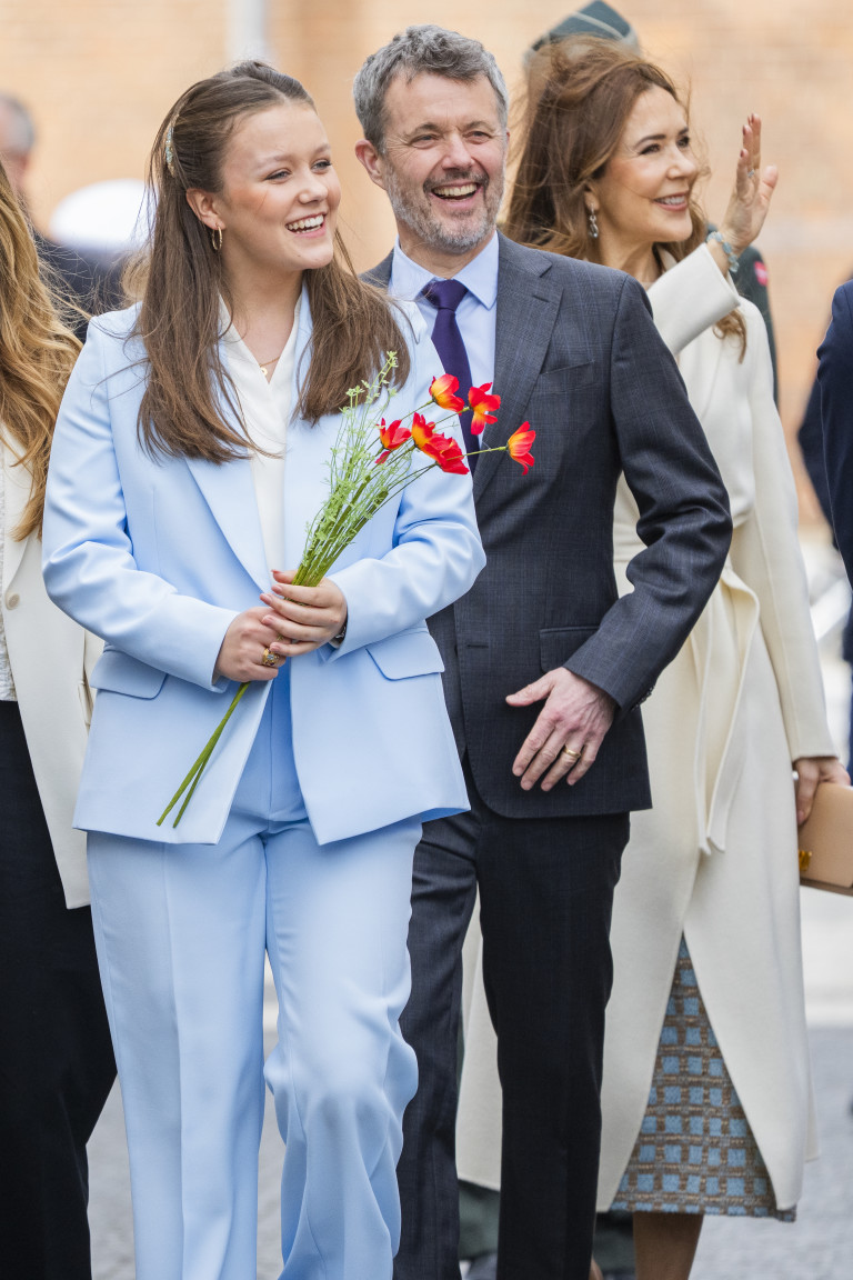 Изабела с баща си крал Фредерик