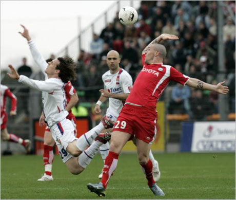 Валенсиен измъкна точка от Лион