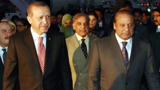 Бившият пакистански премиер Наваз Шариф отива в затвора за 7