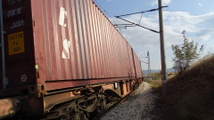 Товарен влак помете камион на прелез в Ловешко