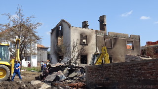 Настаняват във фургони останалите без дом след пожара в Кръстава
