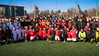 16 футболни отбора съставени от футболисти родени през 2014 и