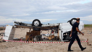 По време на силната буря кола с български туристи се