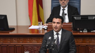 Македонският парламент отложи гласуването на конституционните промени