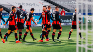 Нападателят на Айнтрахт Рандал Коло Муани може да премине в топ