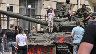 През 27 февруари 2014 г тежко въоръжени мъже в зелени