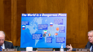 Американският сенат одобри законопроект който ще изпрати 250 милиарда долара