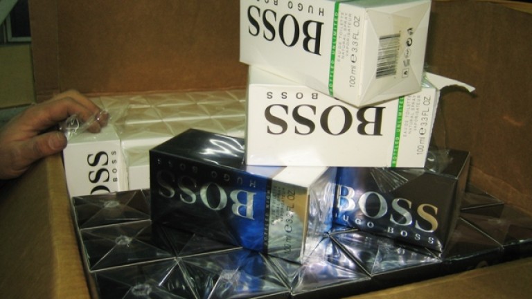 Митничари задържаха 7060 фалшиви парфюма при проверка в района на