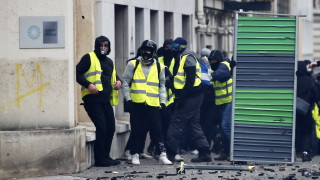 Протестиращите фрески жълти жилетки излизат по улиците на Франция за
