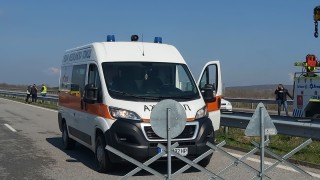 Тежка катастрофа между тир и микробус блокира пътя Враца