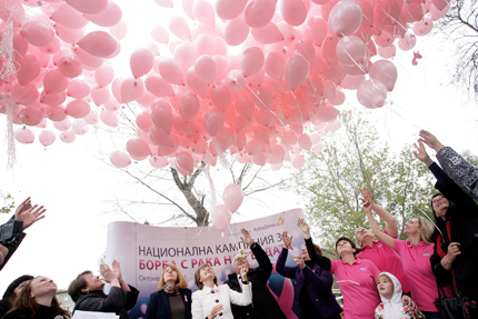 1200 розови балона в памет на починали от рак на гърдата полетяха в небето 
