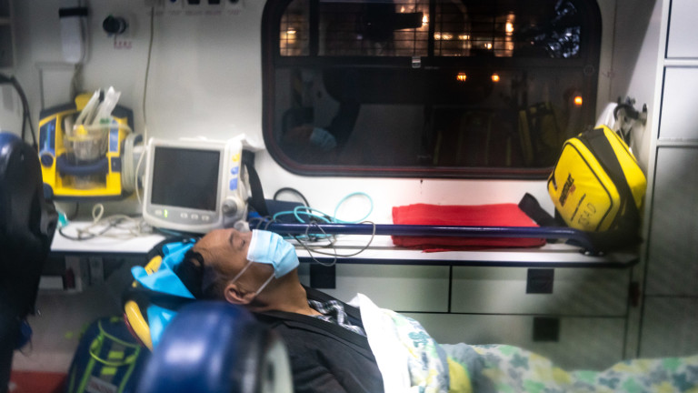 Линейка откарва заразен мъж до болница в Хонконг