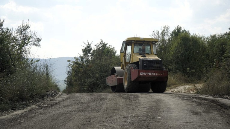 Ремонтират пътна отсечка от алтернативния маршрут за обхода при Ребърково