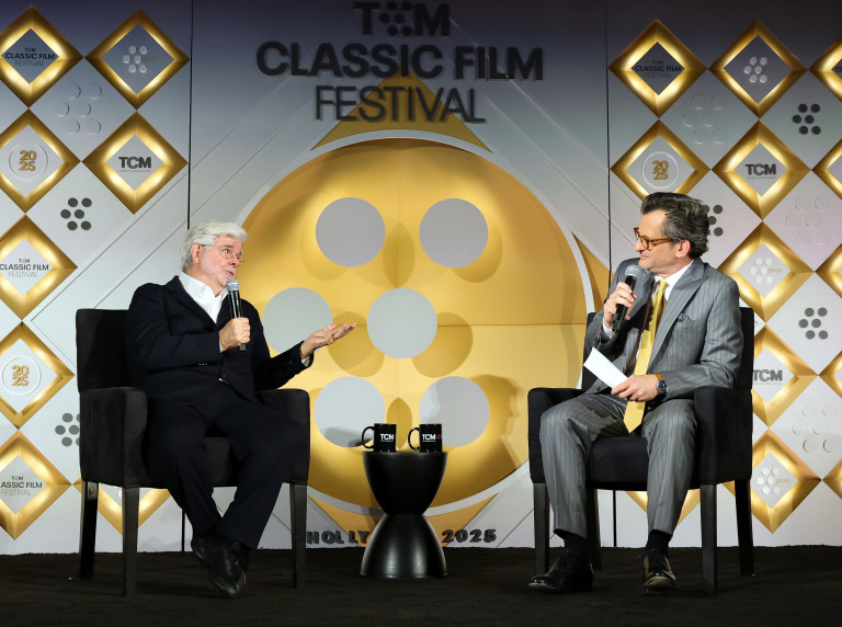 Джордж Лукас и Бен Манкевич на сцената за прожекцията на „ Междузвездни войни: Империята отвръща на удара