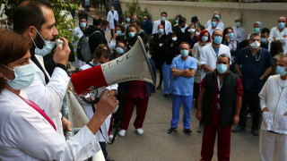 300 гръцки здравни работници протестират срещу задължителните Covid ваксини