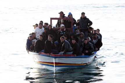 Бежанците повече от местните на Лампедуза