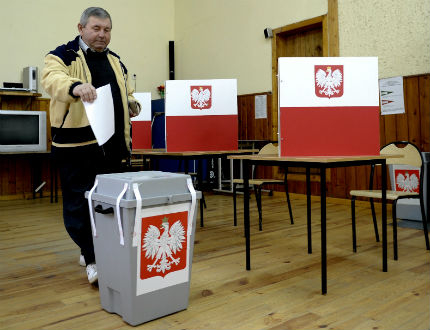 Поляците гласуват за президент в решаващ втори тур  