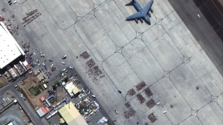 Евакуационните полети от Афганистан се възобновиха с нова спешност ден