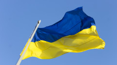 С "Ура!" изхвърлиха украинското знаме през балкона на Столична община