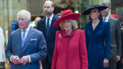 За пръв път след ареста на Андрю - кралското семейство отново заедно с пълен състав