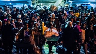 Най малко 11 бежанци са били ранени при сблъсъци на гръцкия