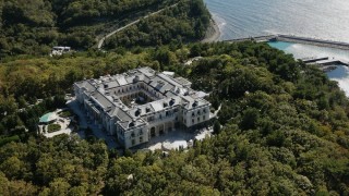 Путин, палатът край Черно море и най-големият подкуп в историята
