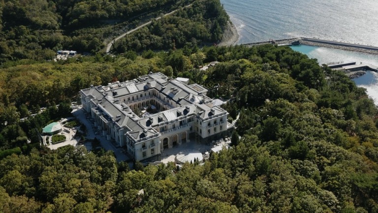 Огромен и луксозен дворец за колосалната сума 1,35 милиарда долара,