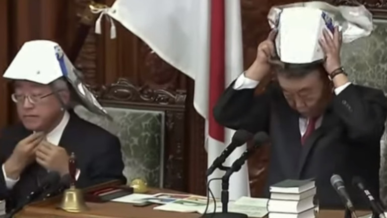 Японските депутати изпробваха каски за защита при земетресения, по време