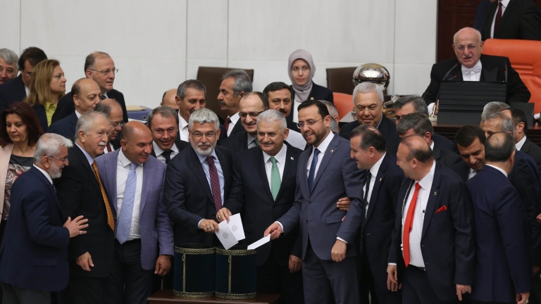 Турският парламент прие конституционната промяна за отнемане на депутатски имунитет