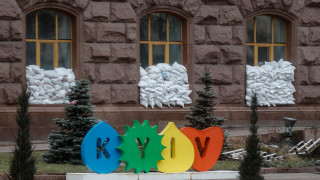 Украинската столица Киев въвежда полицейски час съобщава Ройтерс Кметът Виталий Кличко