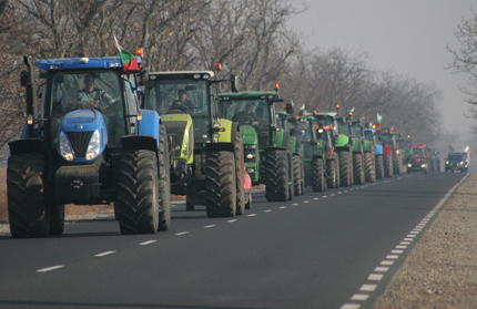 500 трактора пред София, искат оставката на Дянков