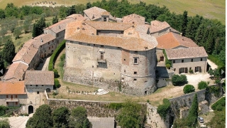 Този италиански замък-град се продава само за $8,3 милиона