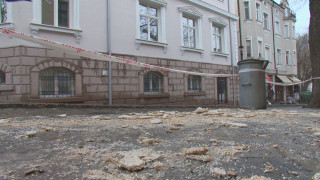 Мазилка падна от стара къща в Пловдив и рани жена