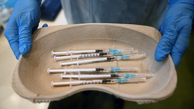 Русия тества комбинирана COVID ваксина 