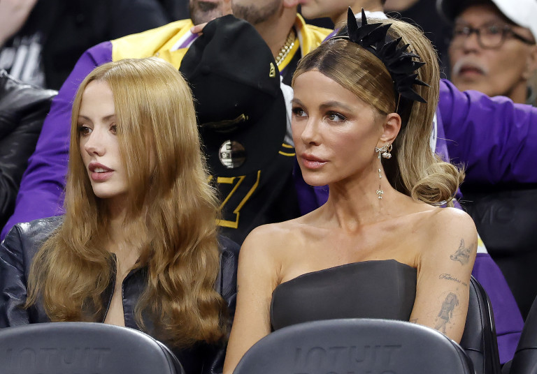  Кейт и Лили на мача 