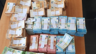 Митнически служители откриха недекларирана валута на стойност 254 209 лв