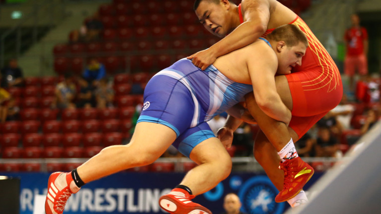 Двама българи продължават на репешажите на Световното в "Арена Армеец"