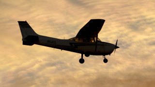 Шестима души загинаха когато малък самолет се разби и избухна