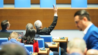 На фона на остър парламентарен дебат и обвинения в политическа