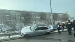Кола "кацна" на мантинелата и затрудни трафика на "Цариградско шосе"