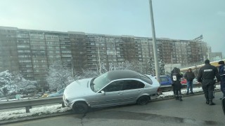 Лек автомобил се качи на мантинелата на булевард Цариградско шосе