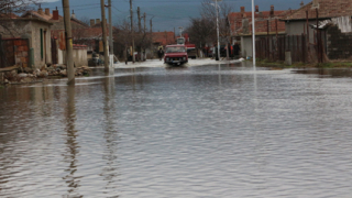 Наводнения, режим на тока и водата има на много места в страната