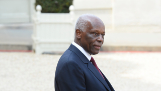 Управлявалият близо 40 г. президент на Ангола се оттегля