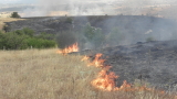 Пожар край пътя София-Варна затруднява движението