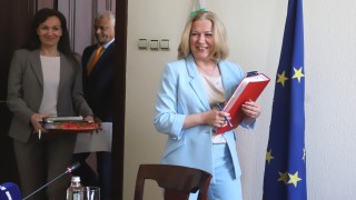 Народните представители и постоянните комисии в парламента имат свободата и