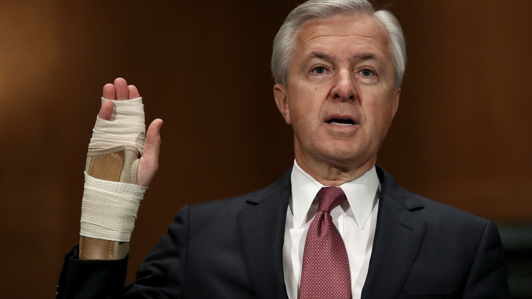 Шефът на Wells Fargo подаде оставка след грандиозен скандал