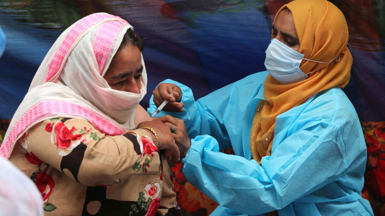 Индия арестува 14 души за фалшиво COVID ваксиниране на хиляди души 